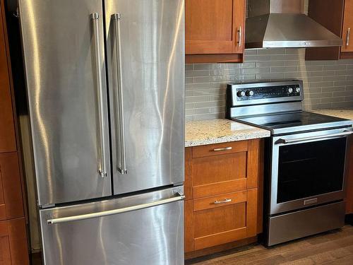 15 Manorhampton Dr, Toronto, ON - Indoor Photo Showing Kitchen With Stainless Steel Kitchen