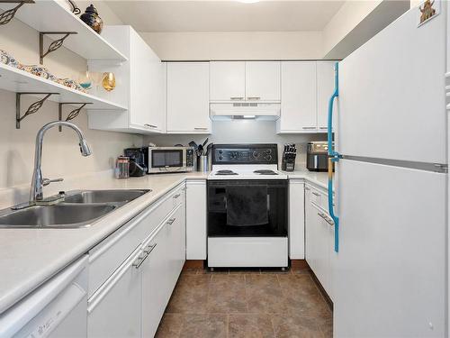 1F-690 Colwyn St, Campbell River, BC - Indoor Photo Showing Kitchen With Double Sink