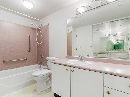 411-3133 Tillicum Rd, Saanich, BC - Indoor Photo Showing Bathroom