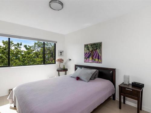 504-1433 Faircliff Lane, Victoria, BC - Indoor Photo Showing Bedroom