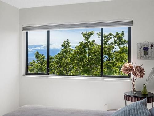 504-1433 Faircliff Lane, Victoria, BC - Indoor Photo Showing Bedroom