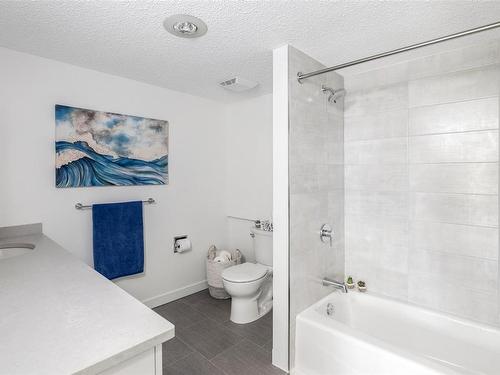 504-1433 Faircliff Lane, Victoria, BC - Indoor Photo Showing Bathroom