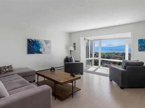 504-1433 Faircliff Lane, Victoria, BC - Indoor Photo Showing Living Room