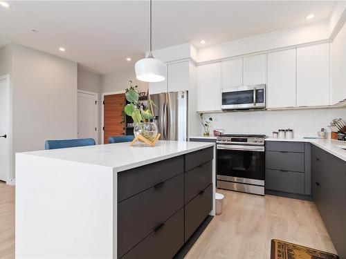 211-967 Whirlaway Cres, Langford, BC - Indoor Photo Showing Kitchen With Stainless Steel Kitchen With Upgraded Kitchen