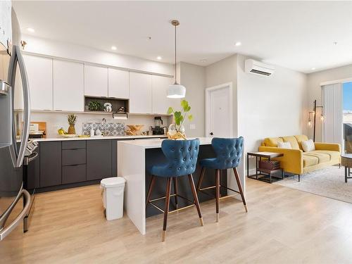 211-967 Whirlaway Cres, Langford, BC - Indoor Photo Showing Kitchen With Stainless Steel Kitchen With Upgraded Kitchen