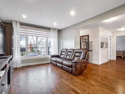 Living room - 475 Rue De Canterbury, Laval (Chomedey), QC - Indoor Photo Showing Living Room