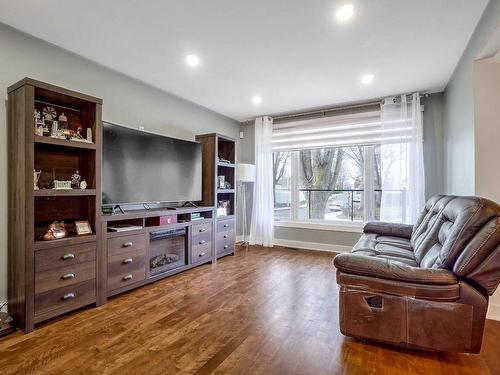 Living room - 475 Rue De Canterbury, Laval (Chomedey), QC - Indoor Photo Showing Living Room