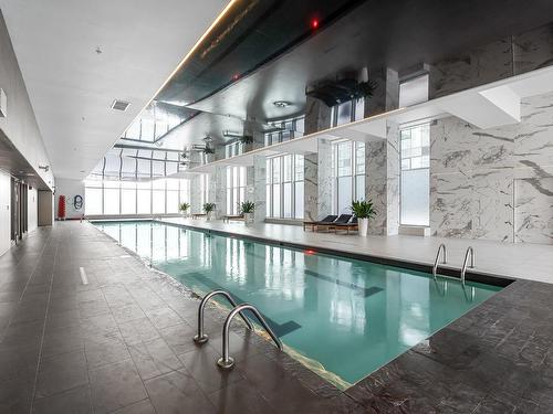 Piscine - 912-2300 Rue Tupper, Montréal (Ville-Marie), QC - Indoor Photo Showing Other Room With In Ground Pool