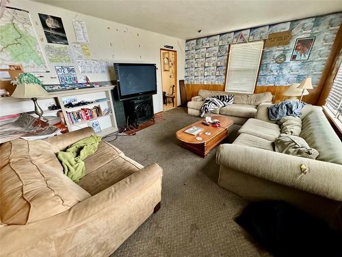 416 Connaught Avenue, Revelstoke, BC - Indoor Photo Showing Living Room With Fireplace