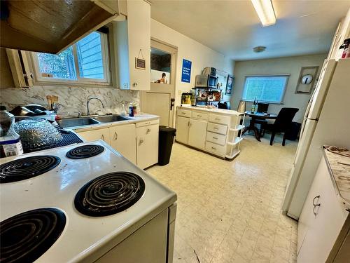 416 Connaught Avenue, Revelstoke, BC - Indoor Photo Showing Kitchen With Double Sink