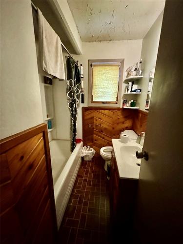 416 Connaught Avenue, Revelstoke, BC - Indoor Photo Showing Bathroom