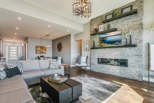 1547 Cabernet Way, West Kelowna, BC - Indoor Photo Showing Living Room With Fireplace