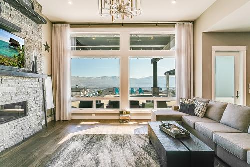 1547 Cabernet Way, West Kelowna, BC - Indoor Photo Showing Living Room With Fireplace