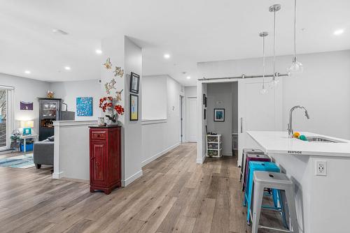 106-3630 Mission Springs Drive, Kelowna, BC - Indoor Photo Showing Kitchen