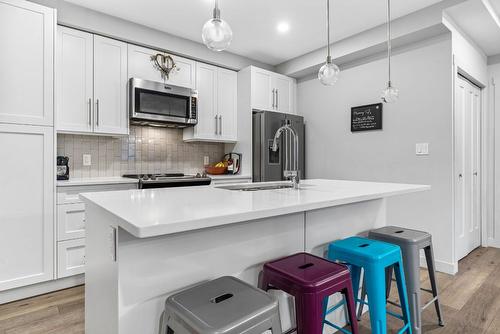 106-3630 Mission Springs Drive, Kelowna, BC - Indoor Photo Showing Kitchen With Upgraded Kitchen