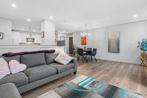 106-3630 Mission Springs Drive, Kelowna, BC - Indoor Photo Showing Living Room