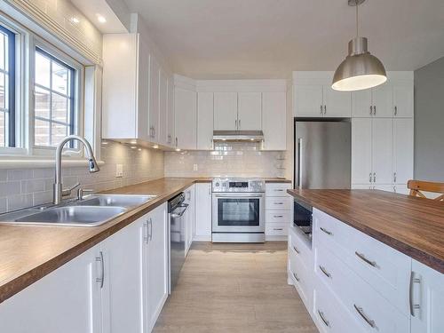 Cuisine - 373 Boul. Ste-Rose, Laval (Sainte-Rose), QC - Indoor Photo Showing Kitchen With Double Sink With Upgraded Kitchen