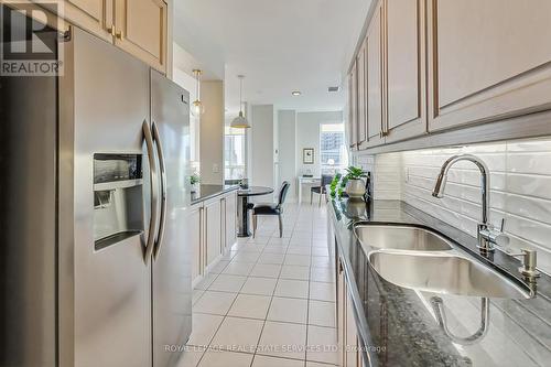 Ph17 - 2111 Lake Shore Boulevard W, Toronto, ON - Indoor Photo Showing Kitchen With Double Sink With Upgraded Kitchen