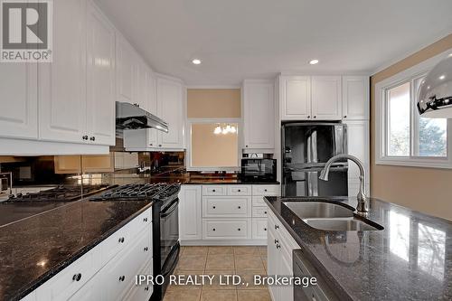 424 Brookmill Road, Oakville, ON - Indoor Photo Showing Kitchen With Double Sink