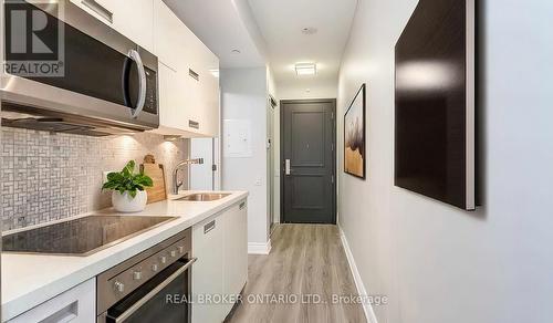 801 - 90 Park Lawn Road, Toronto, ON - Indoor Photo Showing Kitchen