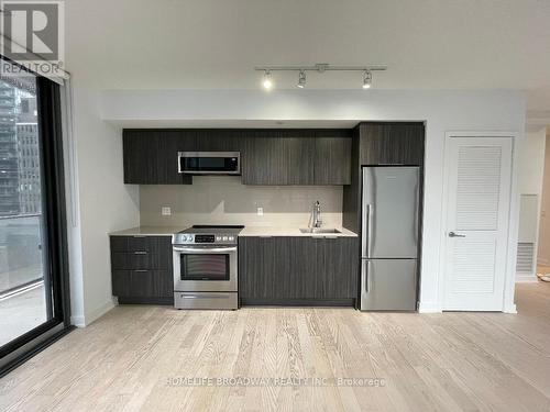 602 - 25 Richmond Street, Toronto, ON - Indoor Photo Showing Kitchen