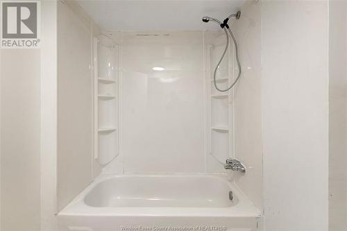 10820 Mulberry Drive Unit# Lower, Windsor, ON - Indoor Photo Showing Bathroom