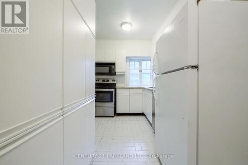 15 Pine Hill Road, Toronto, ON - Indoor Photo Showing Kitchen