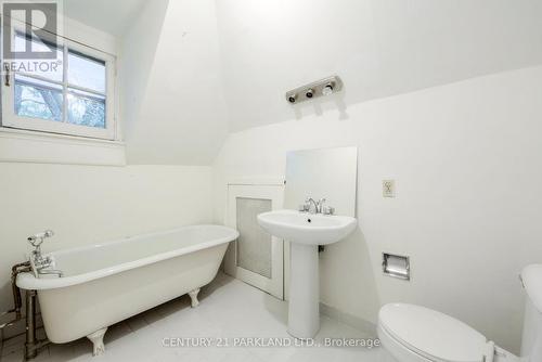 15 Pine Hill Road, Toronto, ON - Indoor Photo Showing Bathroom