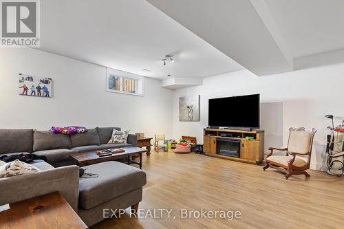 83 Essex Drive N, Belleville, ON - Indoor Photo Showing Living Room