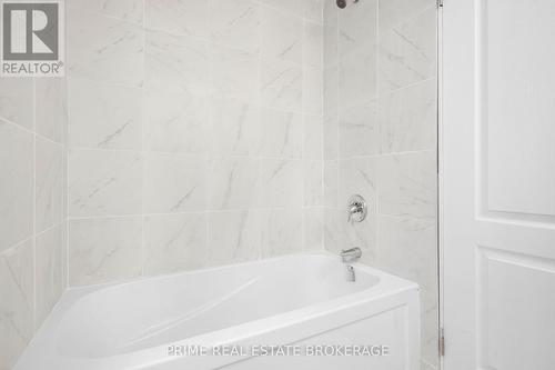 113 Delong Drive, Norwich, ON - Indoor Photo Showing Bathroom