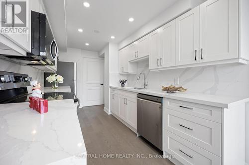 303 - 9015 Leslie Street, Richmond Hill, ON - Indoor Photo Showing Kitchen With Upgraded Kitchen