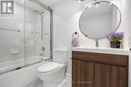 303 - 9015 Leslie Street, Richmond Hill, ON - Indoor Photo Showing Bathroom