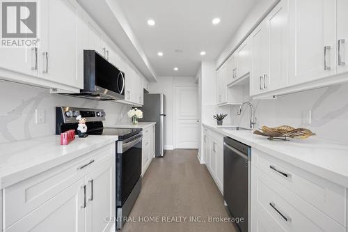 303 - 9015 Leslie Street, Richmond Hill, ON - Indoor Photo Showing Kitchen With Upgraded Kitchen