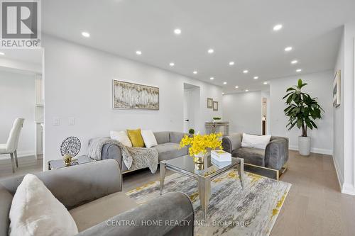 303 - 9015 Leslie Street, Richmond Hill, ON - Indoor Photo Showing Living Room