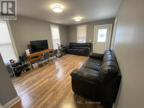 3161 Peter Street, Windsor, ON - Indoor Photo Showing Living Room