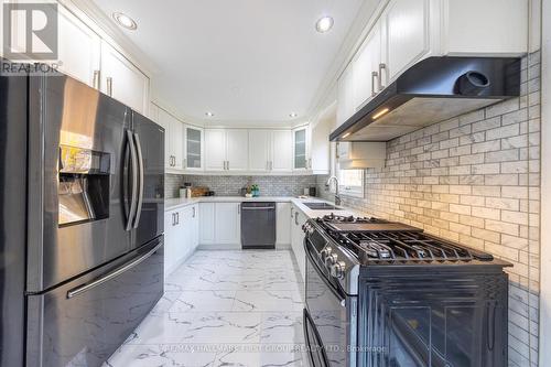 1011 Albacore Manor, Pickering, ON - Indoor Photo Showing Kitchen With Upgraded Kitchen