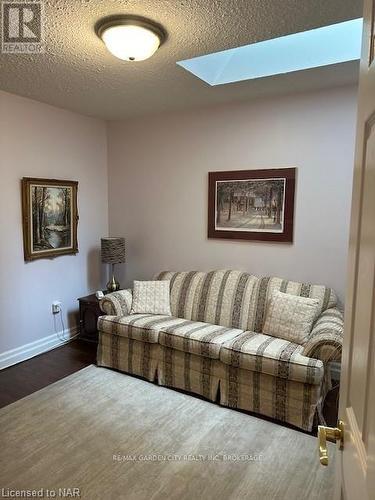 24 Metcalfe Street, Thorold, ON - Indoor Photo Showing Living Room