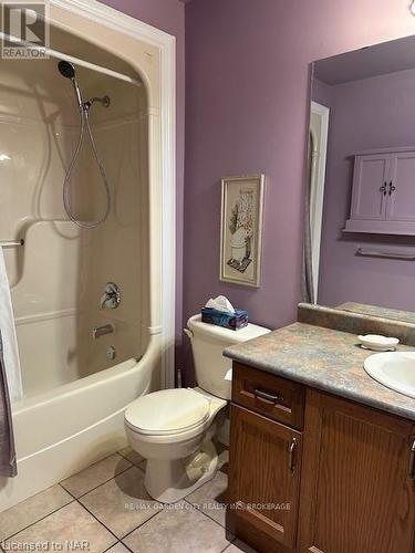 24 Metcalfe Street, Thorold, ON - Indoor Photo Showing Bathroom