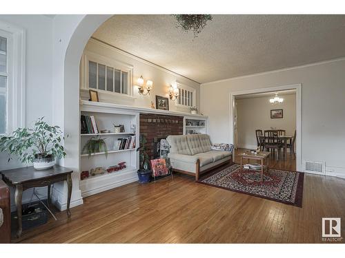 11044 81 Av Nw, Edmonton, AB - Indoor Photo Showing Living Room