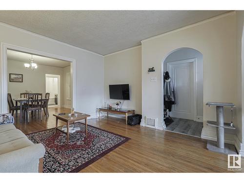 11044 81 Av Nw, Edmonton, AB - Indoor Photo Showing Living Room