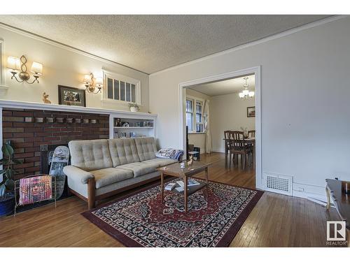 11044 81 Av Nw, Edmonton, AB - Indoor Photo Showing Living Room