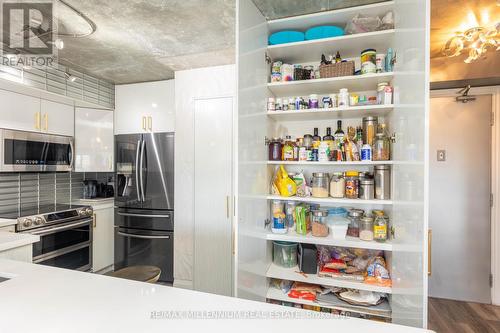 502 - 50 Disera Drive, Vaughan, ON - Indoor Photo Showing Kitchen