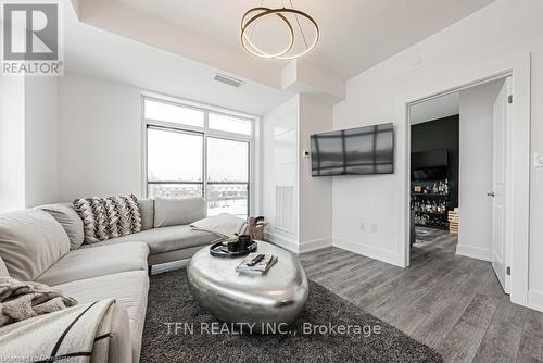 302 - 450 Dundas Street E, Hamilton, ON - Indoor Photo Showing Living Room