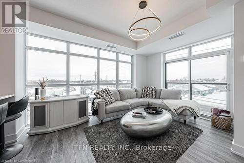 302 - 450 Dundas Street E, Hamilton, ON - Indoor Photo Showing Living Room