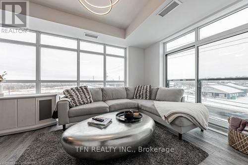 302 - 450 Dundas Street E, Hamilton, ON - Indoor Photo Showing Living Room