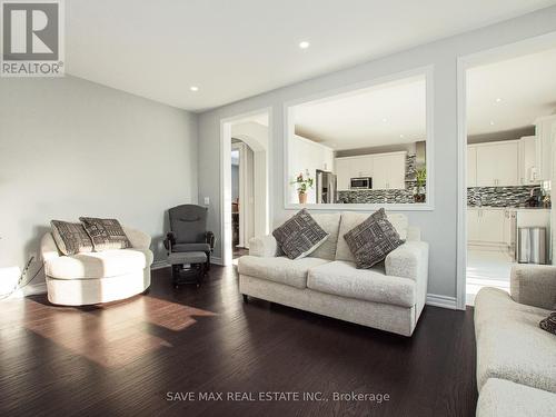 23 Chaumont Drive, Hamilton, ON - Indoor Photo Showing Living Room