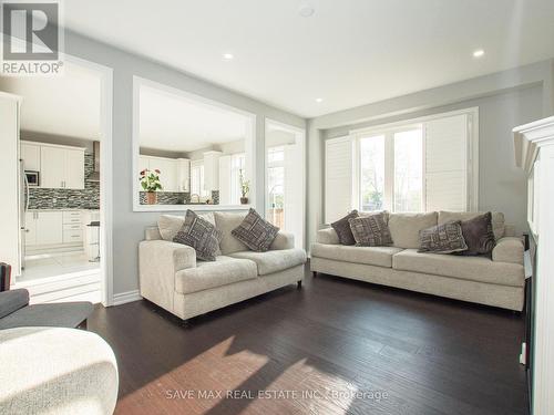 23 Chaumont Drive, Hamilton, ON - Indoor Photo Showing Living Room