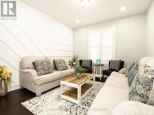 23 Chaumont Drive, Hamilton, ON - Indoor Photo Showing Living Room