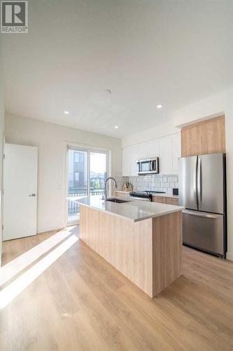 504, 857 Belmont Drive Sw, Calgary, AB - Indoor Photo Showing Kitchen