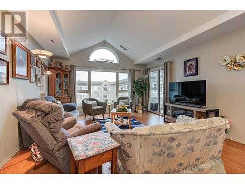 1045 Sutherland Avenue Unit# 302, Kelowna, BC - Indoor Photo Showing Living Room